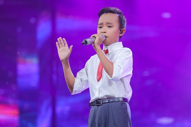 Live show 3 của Vietnam Idol Kids diễn ra tối 12/6 tại trường quay BHD (quận 9, TP HCM) tiếp tục thử thách thí sinh hát về những người yêu thương xung quanh. Được mong chờ nhiều nhất không ai khác chính là cậu bé dân ca  Hồ Văn Cường.